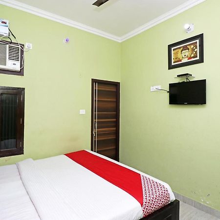 Capital O 11480 Hotel Blue Star พาราณสี ภายนอก รูปภาพ
