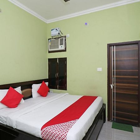 Capital O 11480 Hotel Blue Star พาราณสี ภายนอก รูปภาพ