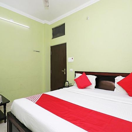 Capital O 11480 Hotel Blue Star พาราณสี ภายนอก รูปภาพ