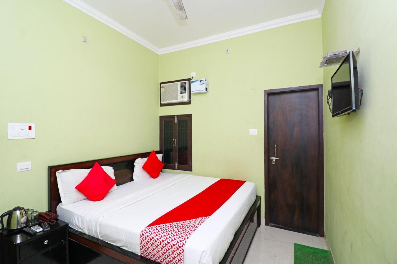 Capital O 11480 Hotel Blue Star พาราณสี ภายนอก รูปภาพ