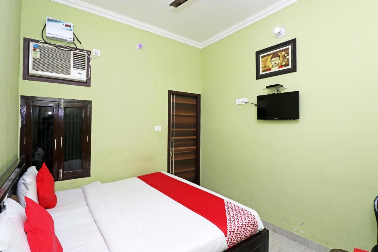 Capital O 11480 Hotel Blue Star พาราณสี ภายนอก รูปภาพ