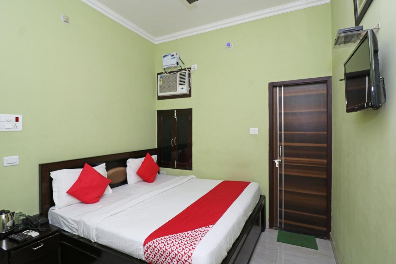 Capital O 11480 Hotel Blue Star พาราณสี ภายนอก รูปภาพ