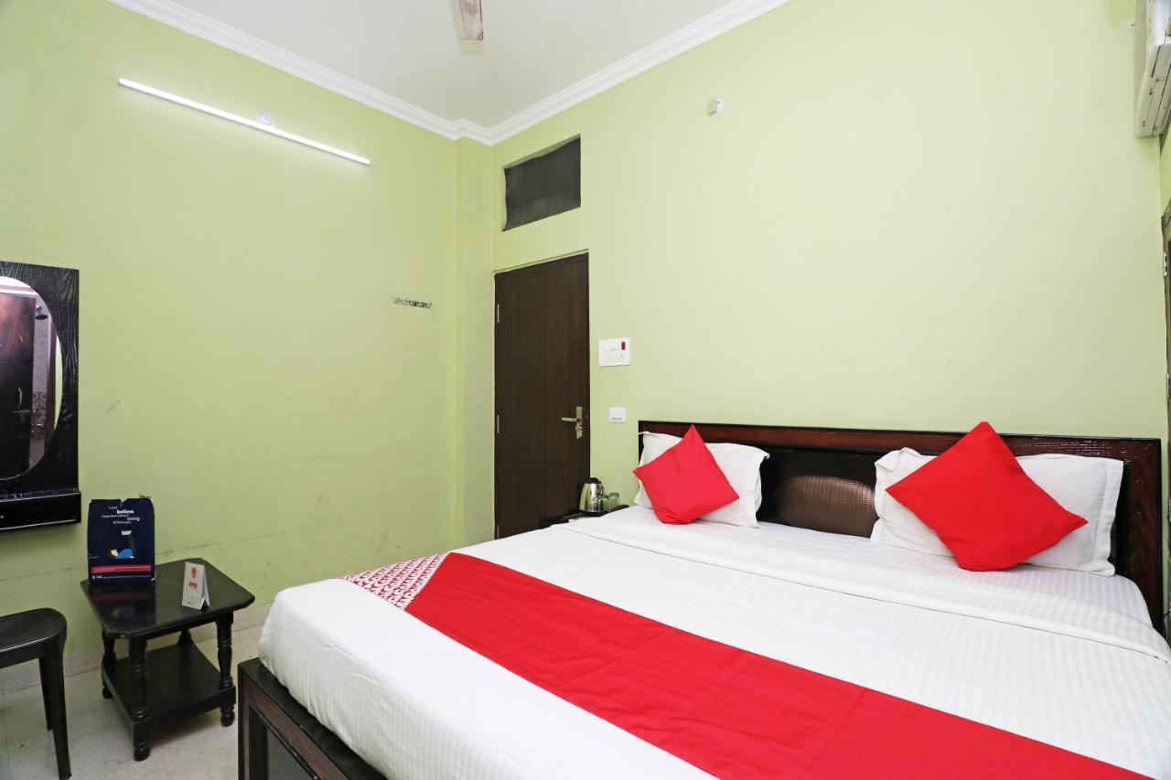 Capital O 11480 Hotel Blue Star พาราณสี ภายนอก รูปภาพ