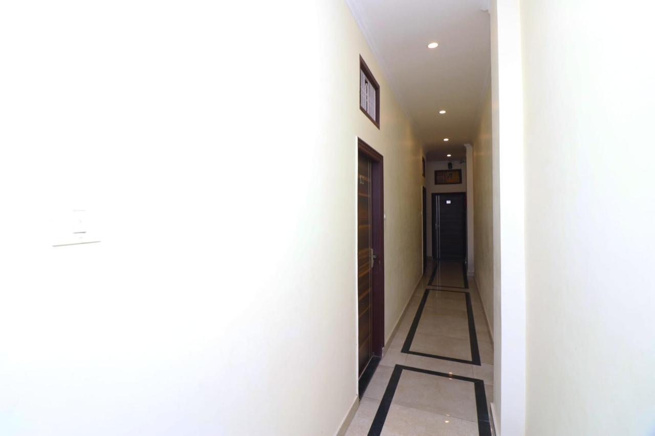 Capital O 11480 Hotel Blue Star พาราณสี ภายนอก รูปภาพ