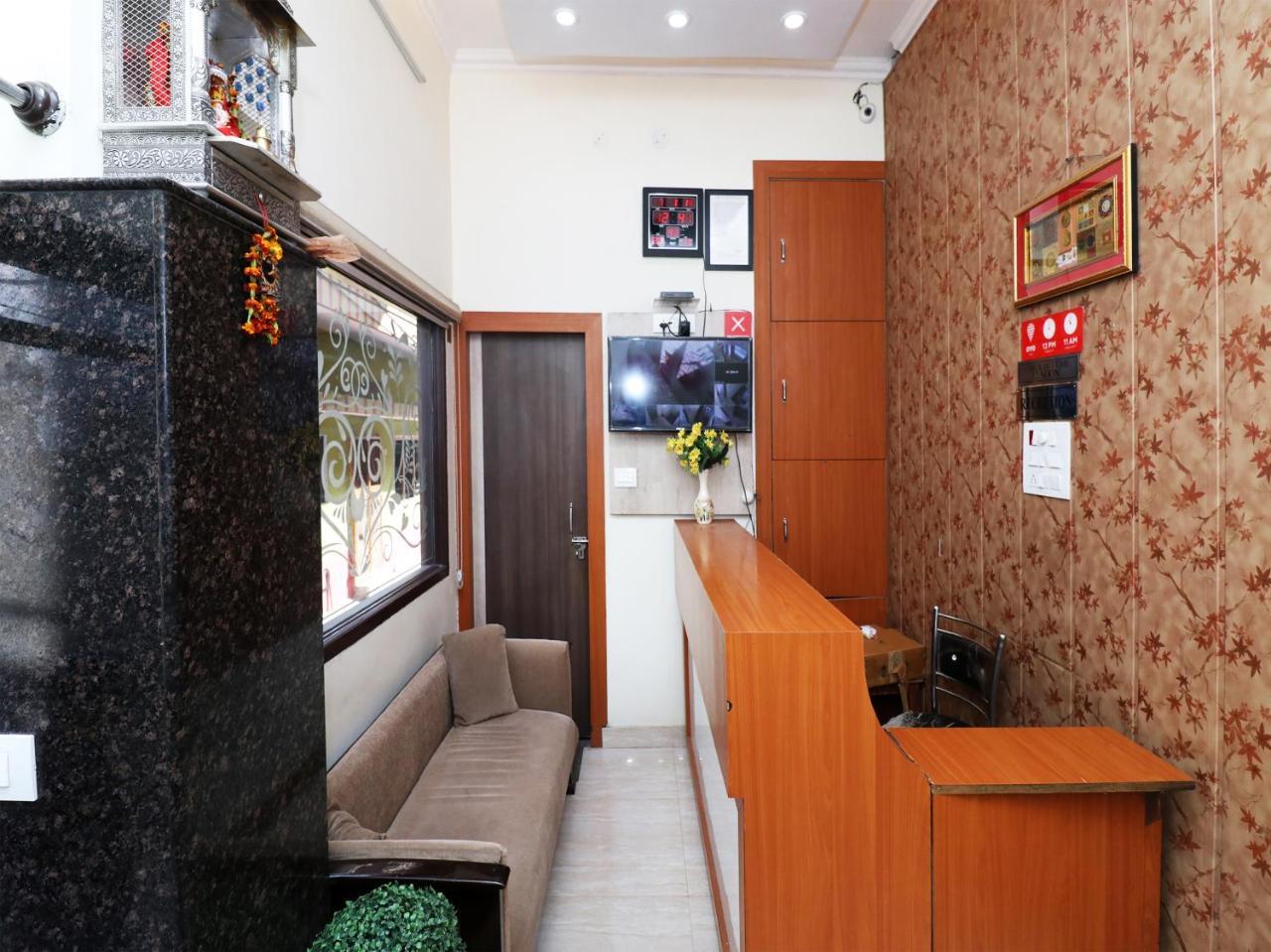Capital O 11480 Hotel Blue Star พาราณสี ภายนอก รูปภาพ
