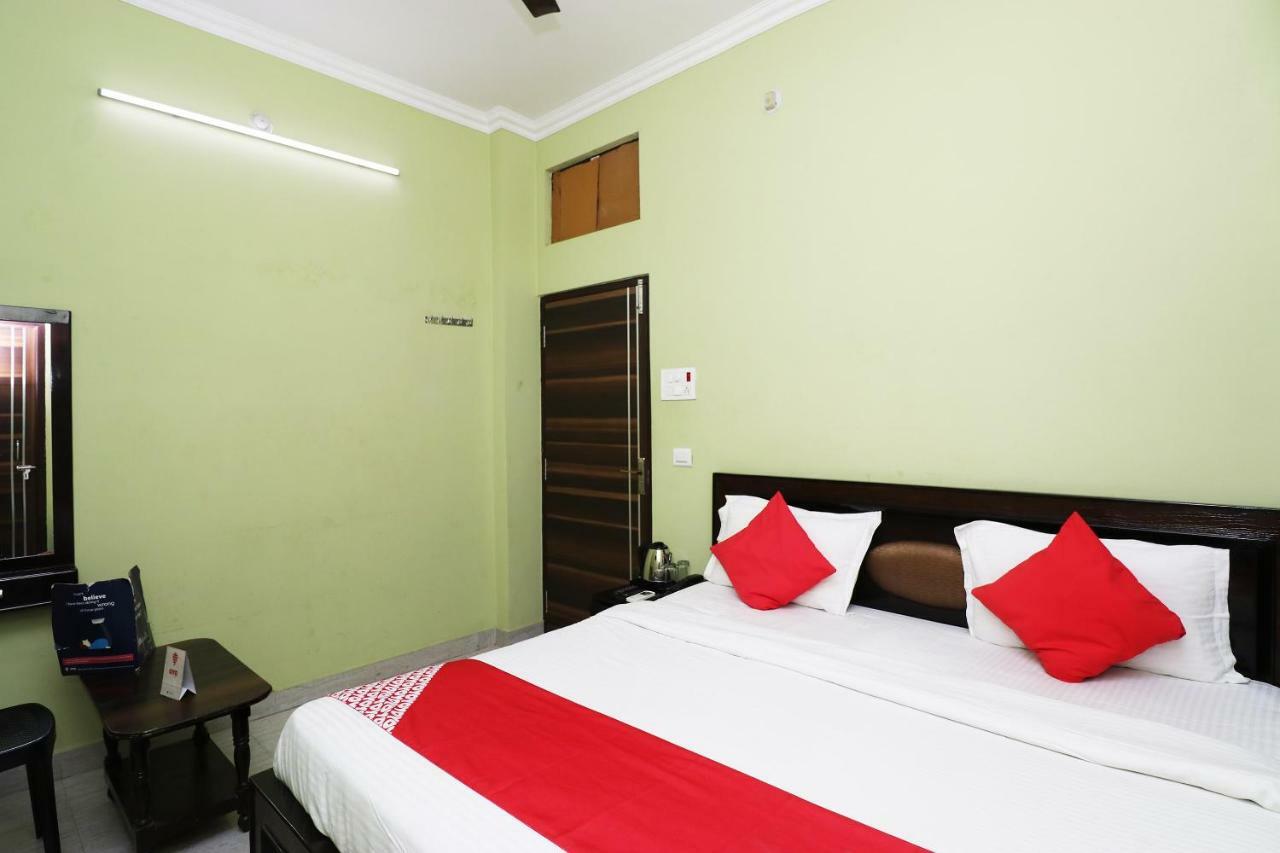 Capital O 11480 Hotel Blue Star พาราณสี ภายนอก รูปภาพ